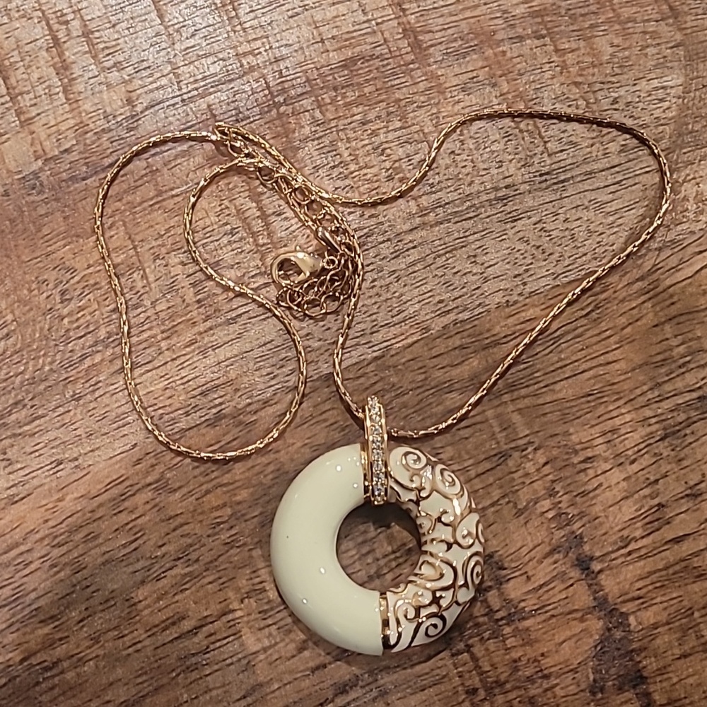 Women's ivory colored necklace